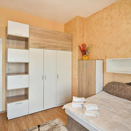 Апартаменты Cozy Flat For 3 On A Budget